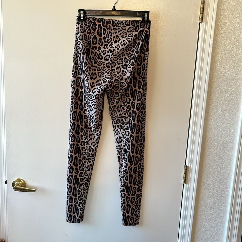 Onzie Flow Leggings Size XS Gently used Leopard Print - Picture 2 of 5